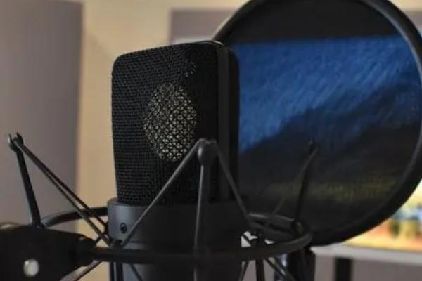 配音演员为何要在录音棚中配音，效果较好、可录制出纯净的干音