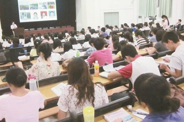 大学每天都要上课吗？大学上课教室是固定的吗