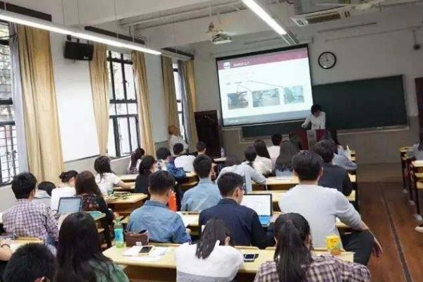 大学每天都要上课吗？大学上课教室是固定的吗