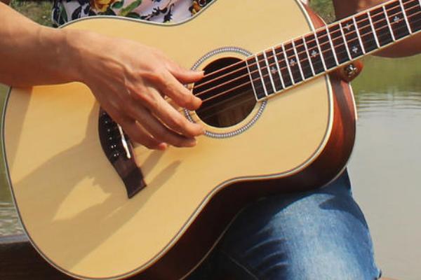 民谣吉他材质分类