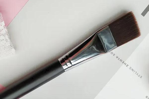 水粉画用的笔有几种，常见的有扁形方头笔、油画笔、底纹笔等
