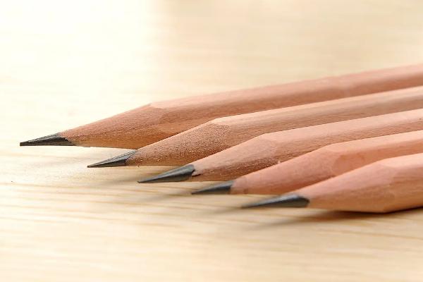 画速写需要准备什么工具，铅笔、炭笔、速写本和橡皮必不可少