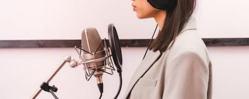 什么是播音主持口播,播音员根据无法展示相关的新闻的画面向受众进行口述