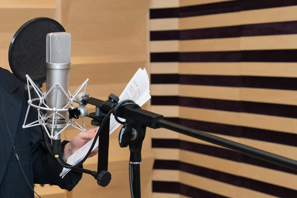 配音演员为什么可以拥有多种声线，因为他们会调整发声方法