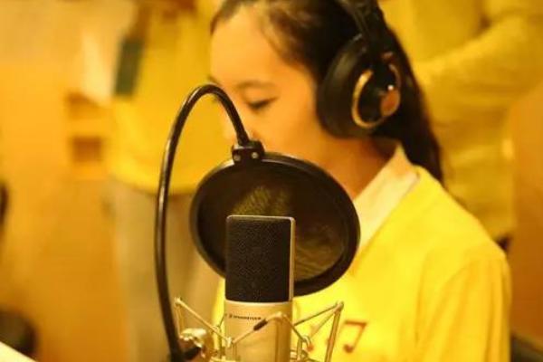 新手是如何加入配音圈的，可通过社交平台或朋友介绍等加入
