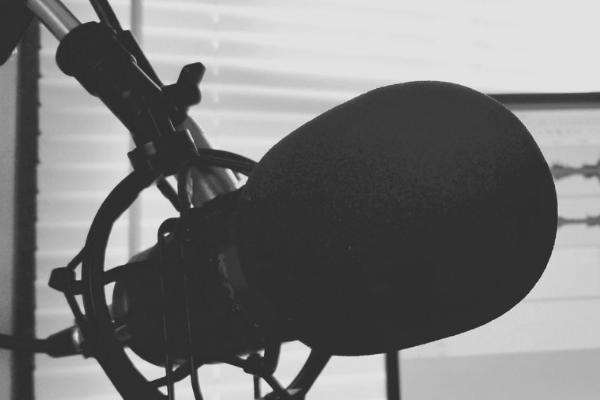 伪声对原声的影响，会对本身的音调有影响