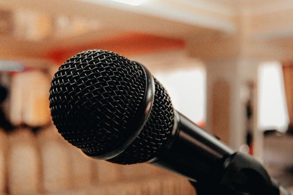 以前播音员的声音为什么都很尖，是因为时代的需要