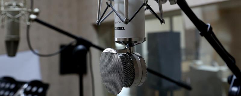 让声音变得性感的方法,说话带上尾音并多用语气词