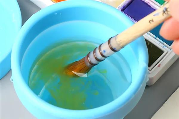 水彩画笔如何开笔，可放在温水中浸泡一段时间