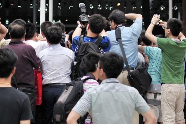 主持活动现场有人闹事如何处理，遇到不服从安排的观众可以报警