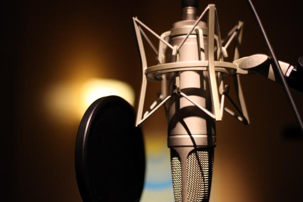 如何训练才能让声音更好听，通过唱歌、朗诵的方式来锻炼发声能力