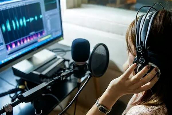 怎样利用声音赚钱，可通过做音频主播或者是配音接单