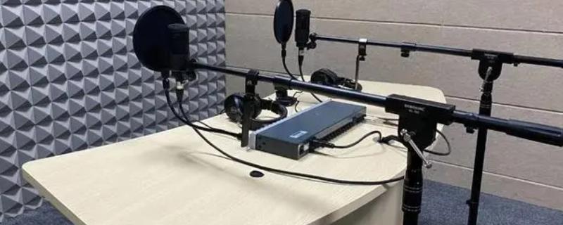专题片配音的特点,是以普通社会大众为对象进行创作的