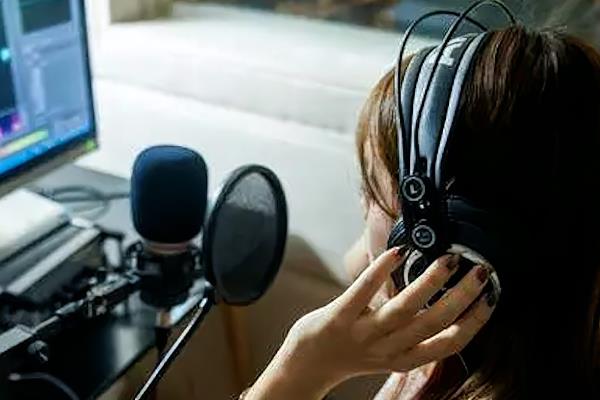 专题片配音的特点，是以普通社会大众为对象进行创作的