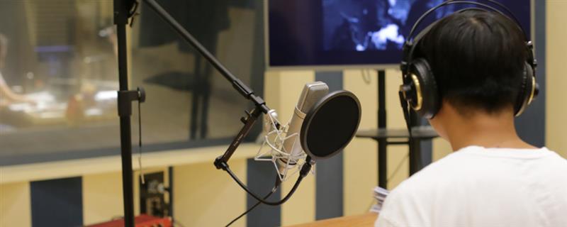 配音和播音主持的区别,表达方式、使用的声线均不同