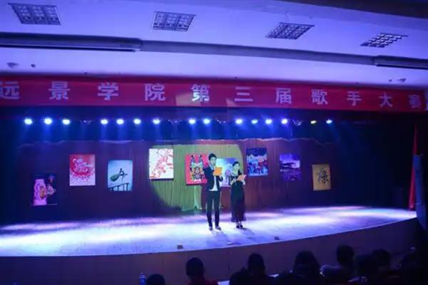 主持人的上场情况，分为直接上场和幕后推崇主持人