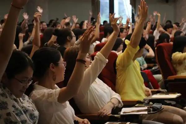 主持出现冷场该怎么办，可增加和观众的互动