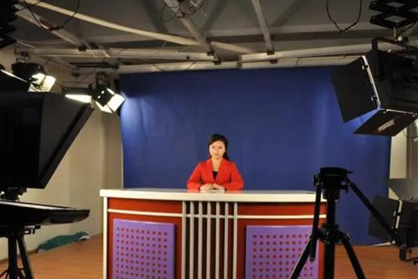 播音员的声音为什么好听，用气发声且平时坚持练声