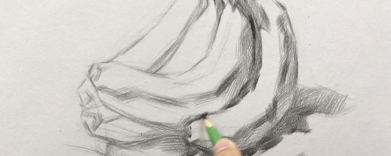 用素描画香蕉的方法,用直线勾出香蕉的位置和轮廓