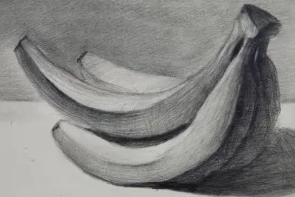 用素描画香蕉的方法，用直线勾出香蕉的位置和轮廓