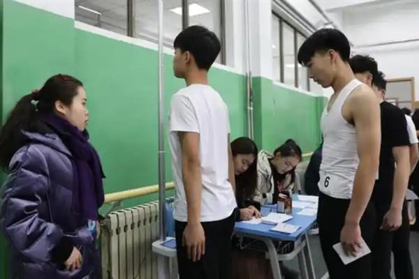 播音时如何选择衣服的颜色，根据肤色搭配服装色彩