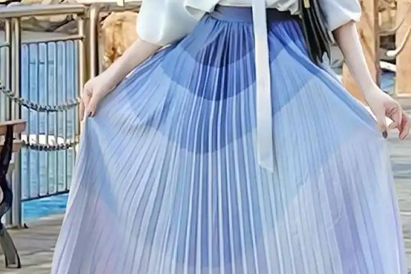 绘制裙子褶皱的方法，重叠绘制可画出裙子的立体感和质感