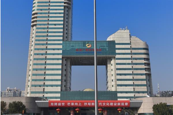 成为电台主播所需学历，进入广播电视台要求本科以上学历