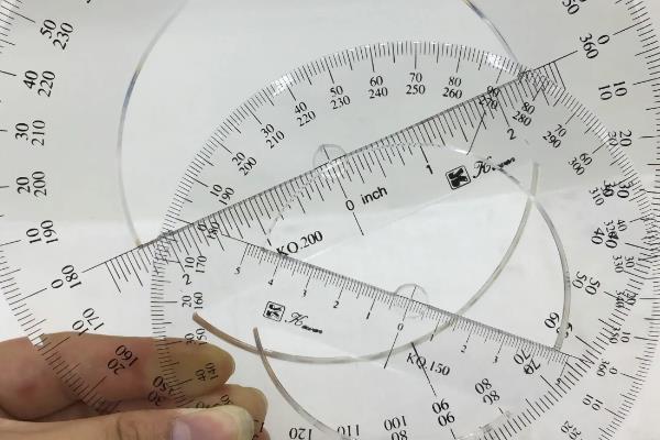 有哪些画图尺子，常见的有平行尺、圆形模板尺等
