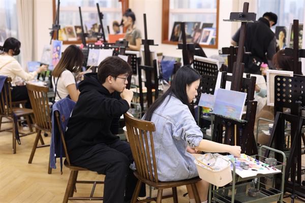 学插画设计的方法，阅读相关书籍或在培训班中学习