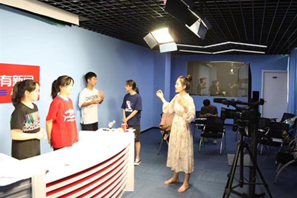 没上学能做播音主持吗，没上学的人同样可以学习播音主持