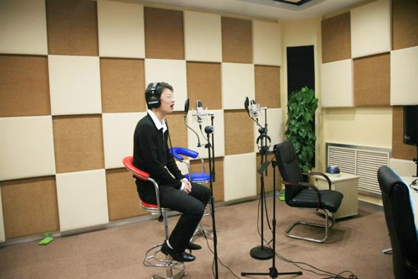 配音员胜任纪录片配音的方法，确定正确的情感基调是关键