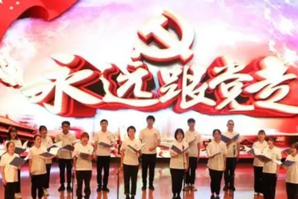 什么朗诵题材适合表演，可选择红色故事抒情类、诗歌散文类等