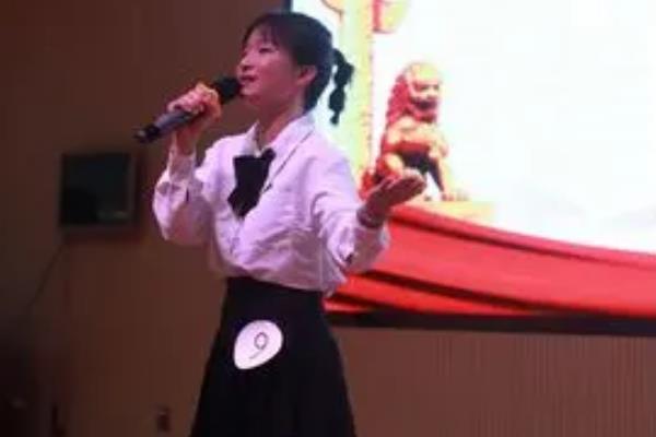 什么朗诵题材适合表演，可选择红色故事抒情类、诗歌散文类等