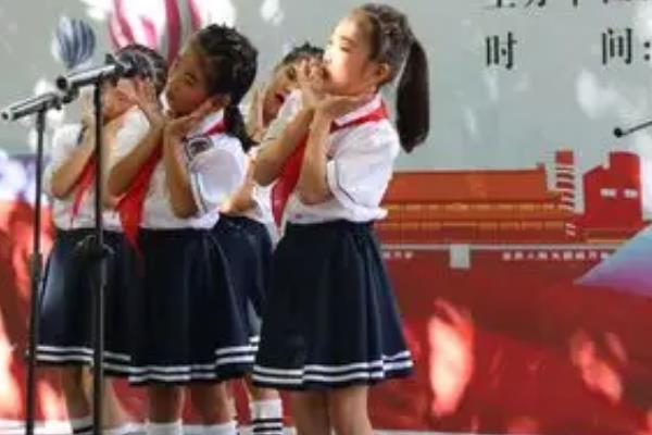 什么朗诵题材适合表演，可选择红色故事抒情类、诗歌散文类等