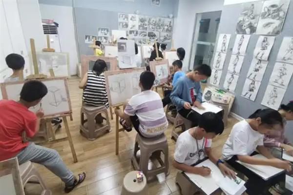 新手如何选择素描培训班，口碑好、有知名度、课程丰富的培训班适合进去学习