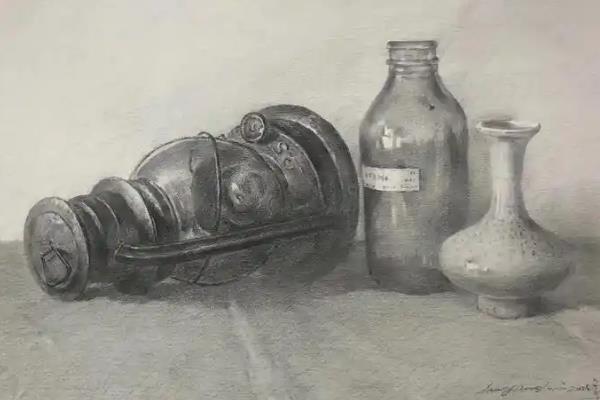 素描的基本步骤，先轻轻画出静物大体结构位置