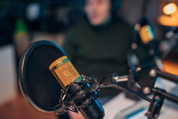 声音好听适合做哪些工作，可以给游戏配音或做婚庆主持