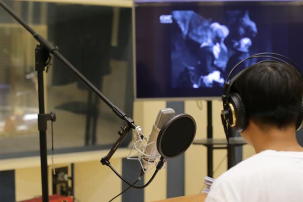 配音对专题片的作用，能够突出主题、传达内容