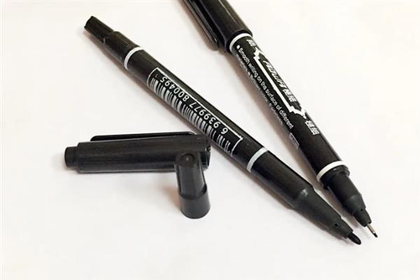 描线笔擦掉痕迹的方法，用棉签蘸取酒精轻轻擦拭