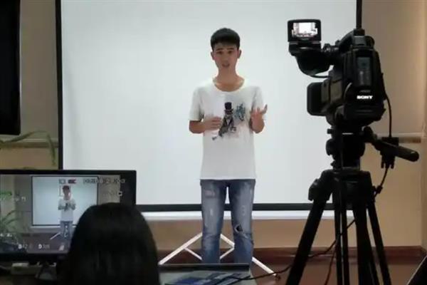 播音主持出现失误如何处理，转移观众视线能够缓和事故造成的影响