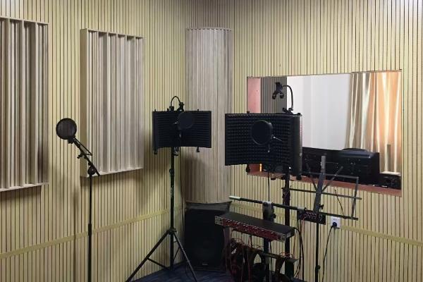如何寻找声优的工作，加入配音圈有机会获得内推