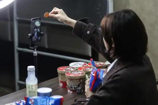 网络主持人怎样赚钱，可以做音频直播