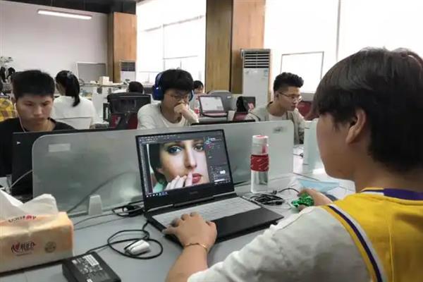 目前学插画有没有前景，当成主业发展薪资待遇很可观