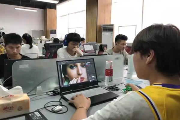 插画师学多长时间才能上班，有基础只需半年左右即可就业