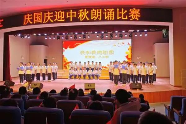 朗诵时的换气方法，在上下句中间做停顿可正常换气