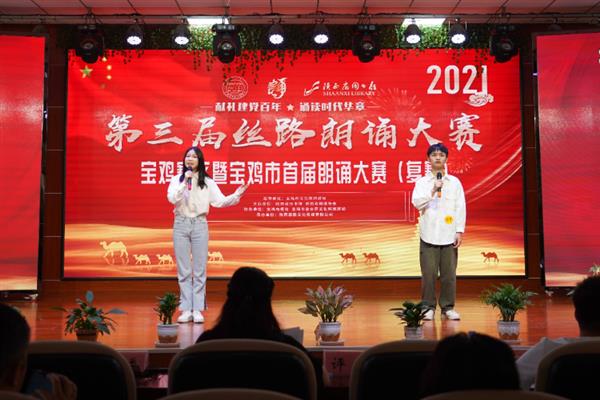 朗诵时的换气方法，在上下句中间做停顿可正常换气