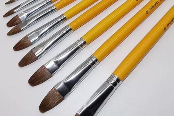 用哪种笔画水彩画，包括圆头笔、平头笔和扇形笔‌