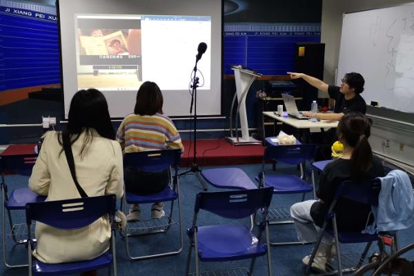 广播剧配音训练方法，靠近话筒用平稳的气息发音