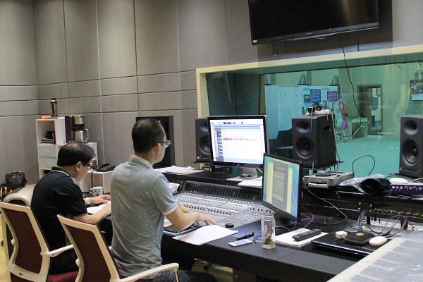 广播剧配音训练方法，靠近话筒用平稳的气息发音