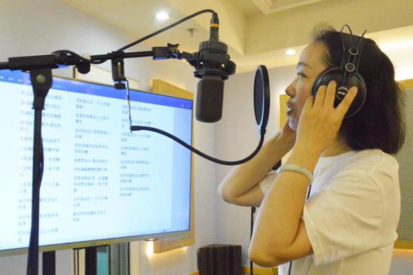 广播剧配音训练方法，靠近话筒用平稳的气息发音